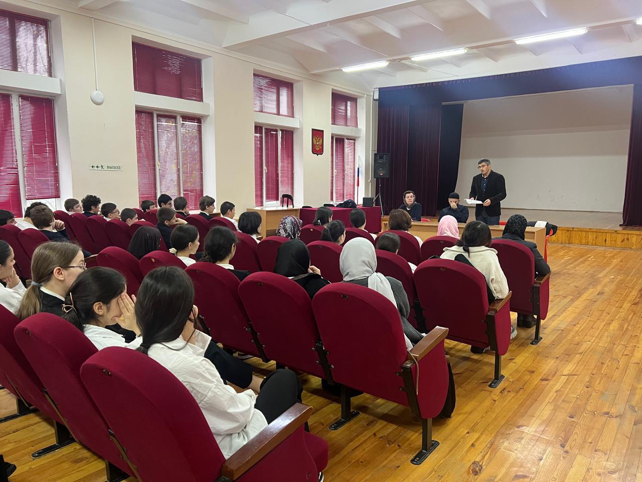 Сотрудники Миннаца Дагестана провели встречу со школьниками и иностранными учащимися